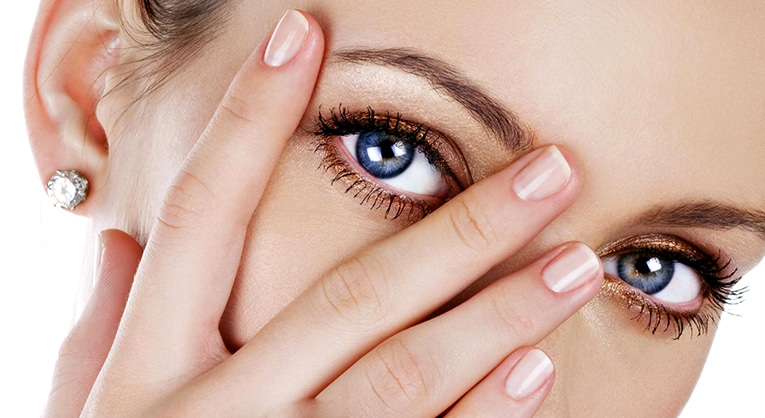 אישה עם עיין